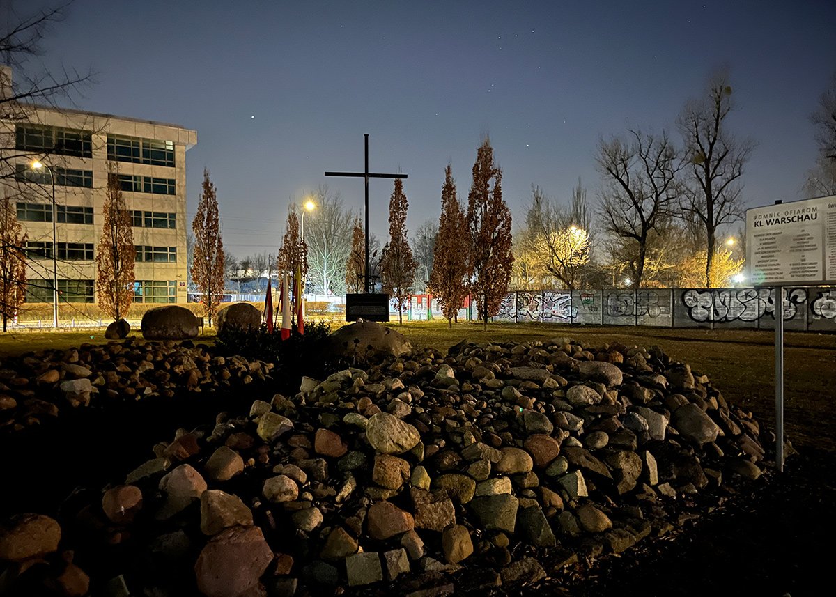 Skwer Alojzego Pawełka nocą, przy pomniku KL Warschau